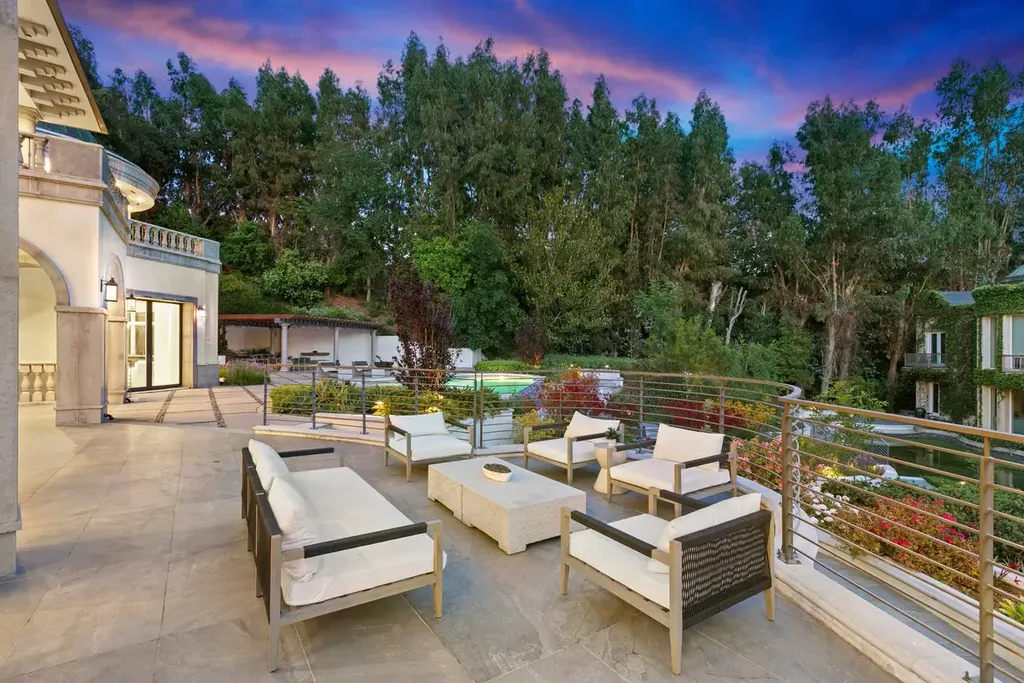 10350 Wyton Drive Home in Los Angeles, California. Experience the ultimate in refined living at 10350 Wyton Drive, a Holmby Hills estate that seamlessly blends grand European-inspired design with modern amenities. Set on 1.5 acres of meticulously landscaped grounds, this stunning property offers palatial interiors, six ensuite bedrooms, twelve baths, and an array of lavish features.