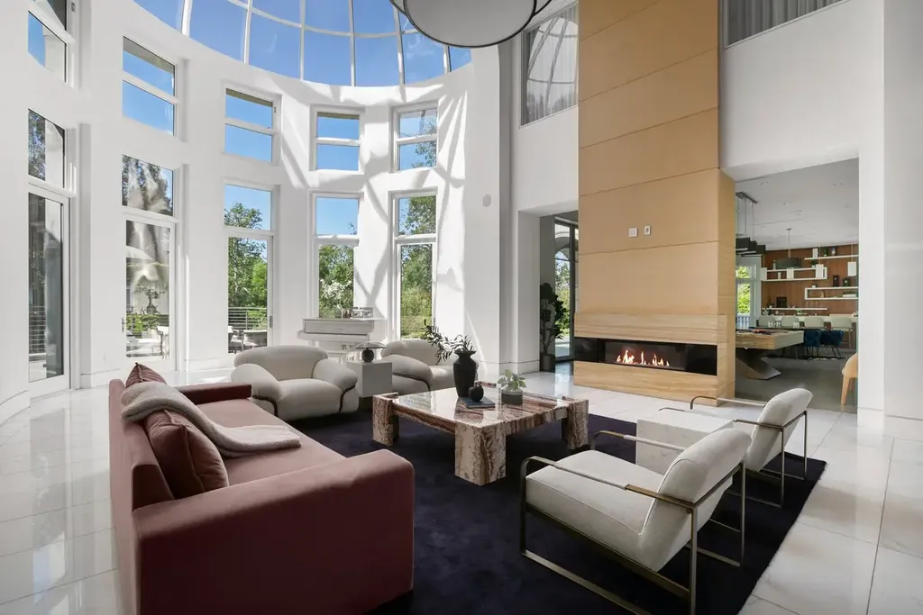 10350 Wyton Drive Home in Los Angeles, California. Experience the ultimate in refined living at 10350 Wyton Drive, a Holmby Hills estate that seamlessly blends grand European-inspired design with modern amenities. Set on 1.5 acres of meticulously landscaped grounds, this stunning property offers palatial interiors, six ensuite bedrooms, twelve baths, and an array of lavish features.