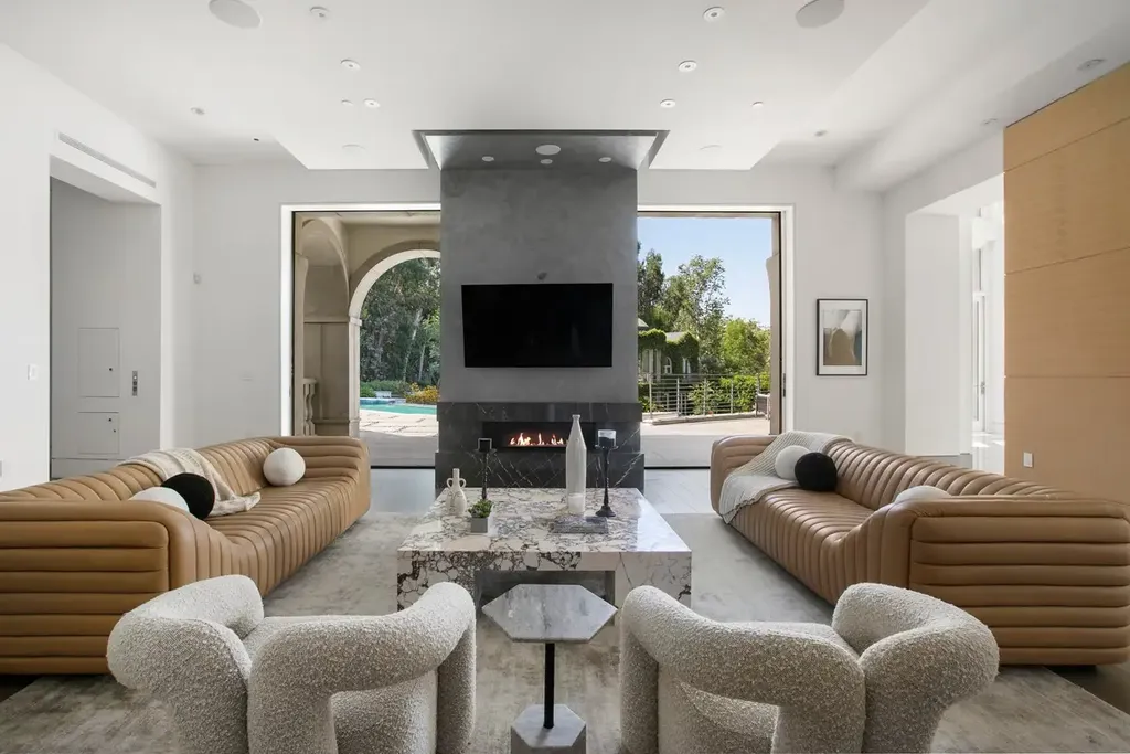 10350 Wyton Drive Home in Los Angeles, California. Experience the ultimate in refined living at 10350 Wyton Drive, a Holmby Hills estate that seamlessly blends grand European-inspired design with modern amenities. Set on 1.5 acres of meticulously landscaped grounds, this stunning property offers palatial interiors, six ensuite bedrooms, twelve baths, and an array of lavish features.