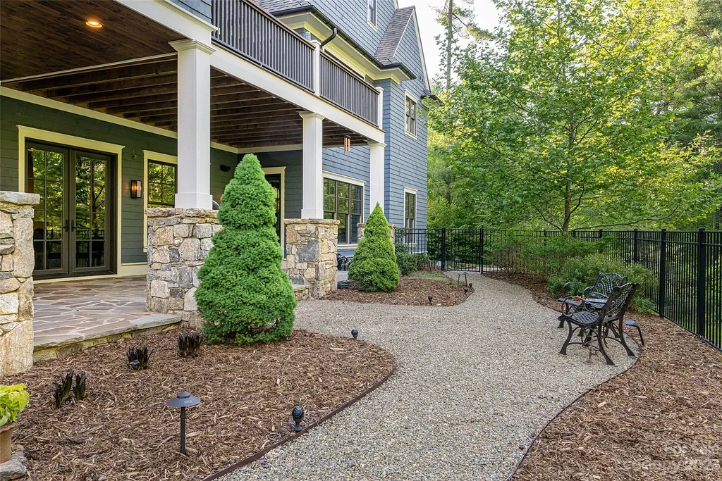 15 Presque Isle Way Home in Asheville, North Carolina. Discover the epitome of sophistication and elegance in this custom home situated on a quiet cul-de-sac. With high-quality finishes throughout, the open floor plan seamlessly integrates indoor and outdoor living spaces, including a chef's kitchen, great room, dining area, and a main level primary suite. 