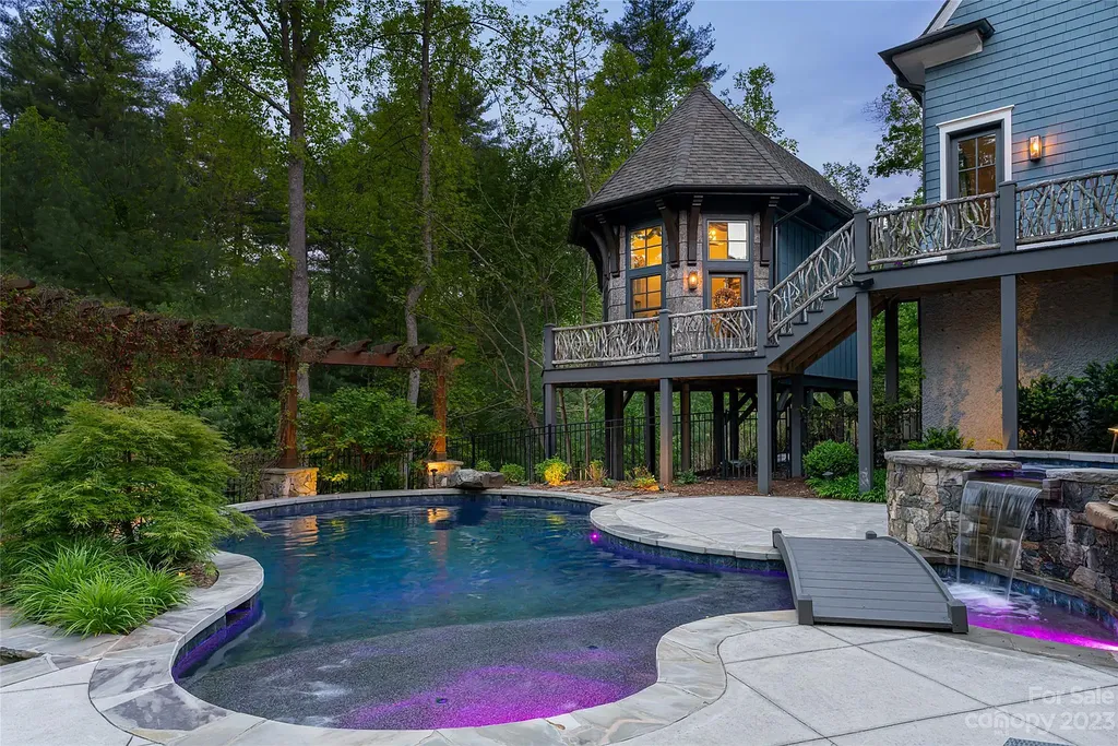 15 Presque Isle Way Home in Asheville, North Carolina. Discover the epitome of sophistication and elegance in this custom home situated on a quiet cul-de-sac. With high-quality finishes throughout, the open floor plan seamlessly integrates indoor and outdoor living spaces, including a chef's kitchen, great room, dining area, and a main level primary suite. 