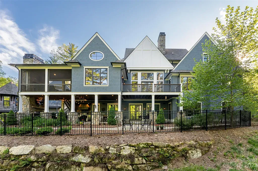 15 Presque Isle Way Home in Asheville, North Carolina. Discover the epitome of sophistication and elegance in this custom home situated on a quiet cul-de-sac. With high-quality finishes throughout, the open floor plan seamlessly integrates indoor and outdoor living spaces, including a chef's kitchen, great room, dining area, and a main level primary suite. 