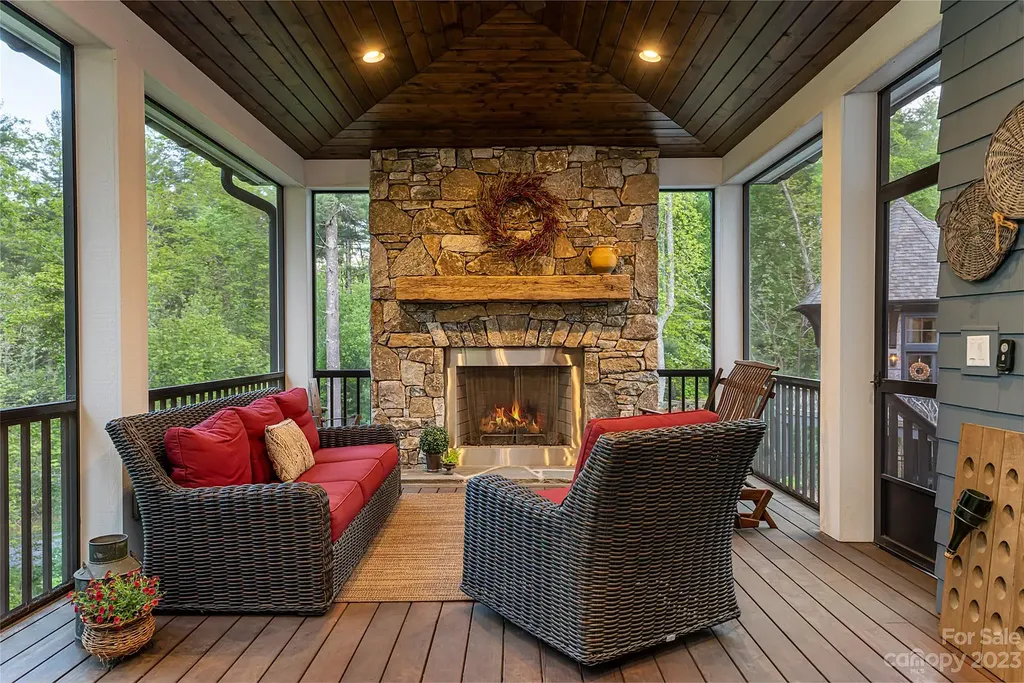 15 Presque Isle Way Home in Asheville, North Carolina. Discover the epitome of sophistication and elegance in this custom home situated on a quiet cul-de-sac. With high-quality finishes throughout, the open floor plan seamlessly integrates indoor and outdoor living spaces, including a chef's kitchen, great room, dining area, and a main level primary suite. 