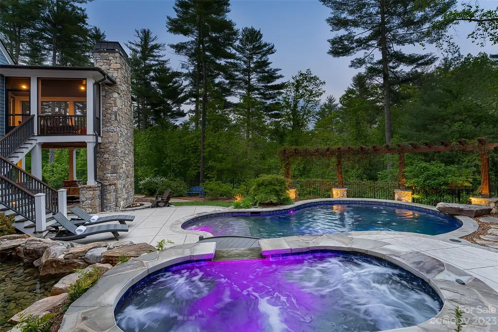 15 Presque Isle Way Home in Asheville, North Carolina. Discover the epitome of sophistication and elegance in this custom home situated on a quiet cul-de-sac. With high-quality finishes throughout, the open floor plan seamlessly integrates indoor and outdoor living spaces, including a chef's kitchen, great room, dining area, and a main level primary suite. 