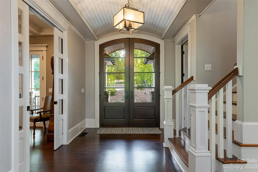 15 Presque Isle Way Home in Asheville, North Carolina. Discover the epitome of sophistication and elegance in this custom home situated on a quiet cul-de-sac. With high-quality finishes throughout, the open floor plan seamlessly integrates indoor and outdoor living spaces, including a chef's kitchen, great room, dining area, and a main level primary suite. 