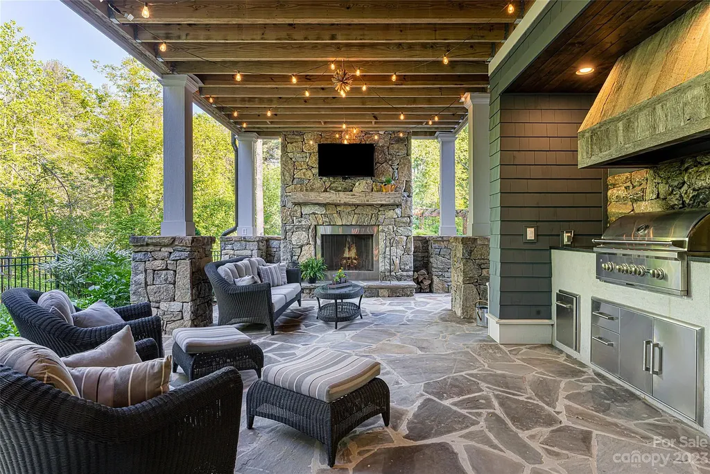 15 Presque Isle Way Home in Asheville, North Carolina. Discover the epitome of sophistication and elegance in this custom home situated on a quiet cul-de-sac. With high-quality finishes throughout, the open floor plan seamlessly integrates indoor and outdoor living spaces, including a chef's kitchen, great room, dining area, and a main level primary suite. 