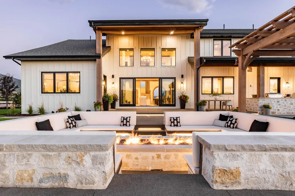 186 West Lazy Acres Lane Home in Kamas, Utah. Step into luxury living with this stunning 2022-built Park City Showcase home nestled on over 1.2 acres in Lazy Acres Ranch Estates. Crafted by Jana Gough Interiors and renowned Gough Contracting, this masterpiece offers exceptional finishes throughout.