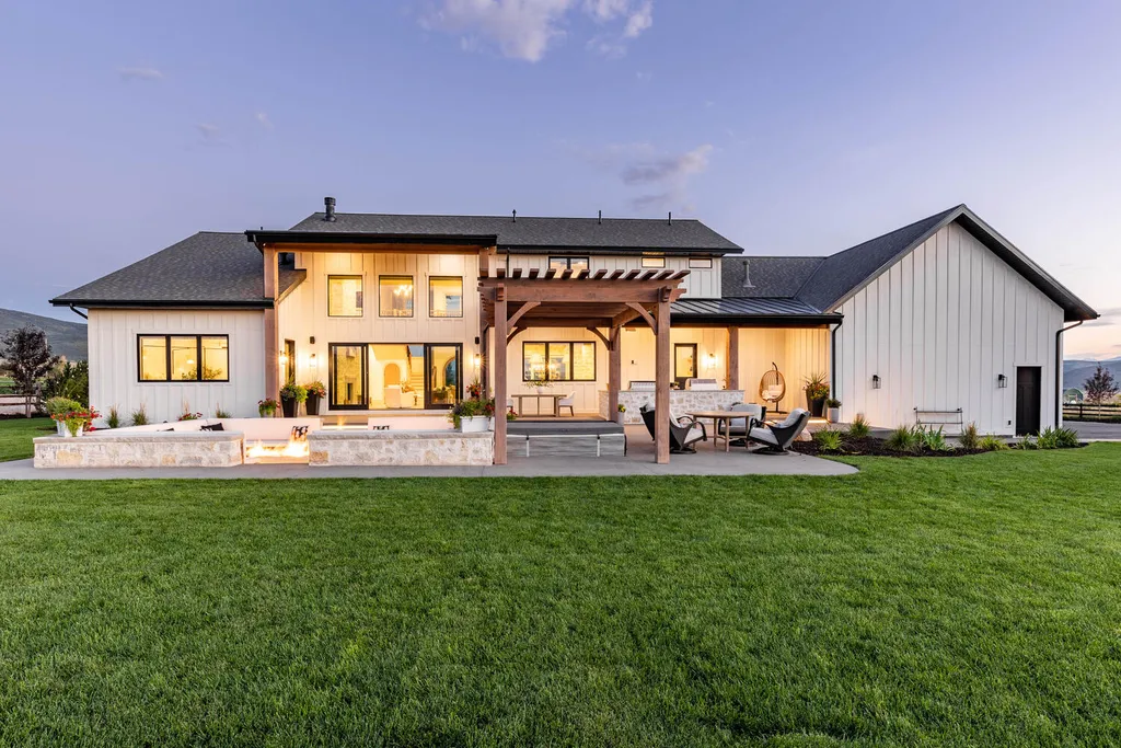 186 West Lazy Acres Lane Home in Kamas, Utah. Step into luxury living with this stunning 2022-built Park City Showcase home nestled on over 1.2 acres in Lazy Acres Ranch Estates. Crafted by Jana Gough Interiors and renowned Gough Contracting, this masterpiece offers exceptional finishes throughout.