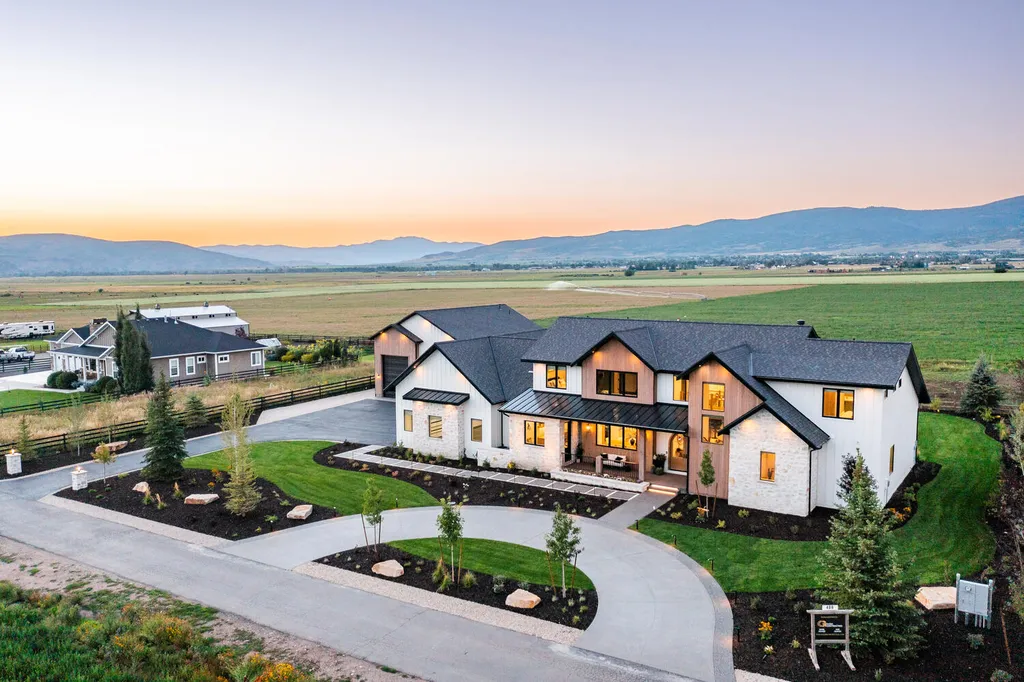 186 West Lazy Acres Lane Home in Kamas, Utah. Step into luxury living with this stunning 2022-built Park City Showcase home nestled on over 1.2 acres in Lazy Acres Ranch Estates. Crafted by Jana Gough Interiors and renowned Gough Contracting, this masterpiece offers exceptional finishes throughout.
