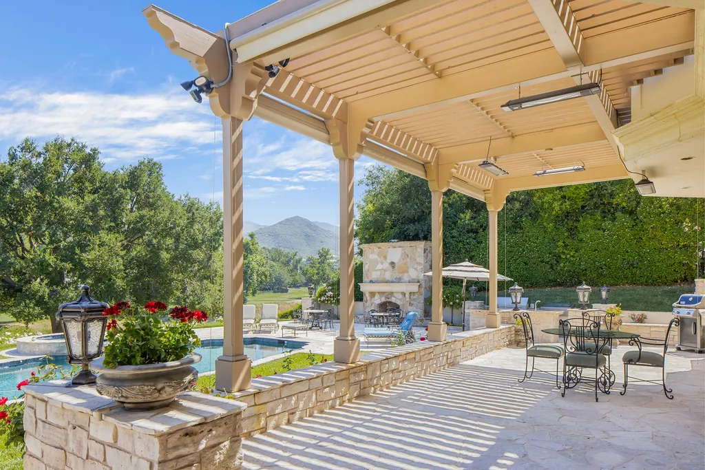 240 West Stafford Road Home in Thousand Oaks, California. This luxurious estate is located in the guard-gated community of Sherwood Country Club, just minutes from acclaimed schools, shopping, and fine dining. The home is adjacent to Hole 11 Island Green on the Jack Nicklaus-designed championship golf course and offers stunning views of the course and the surrounding area.