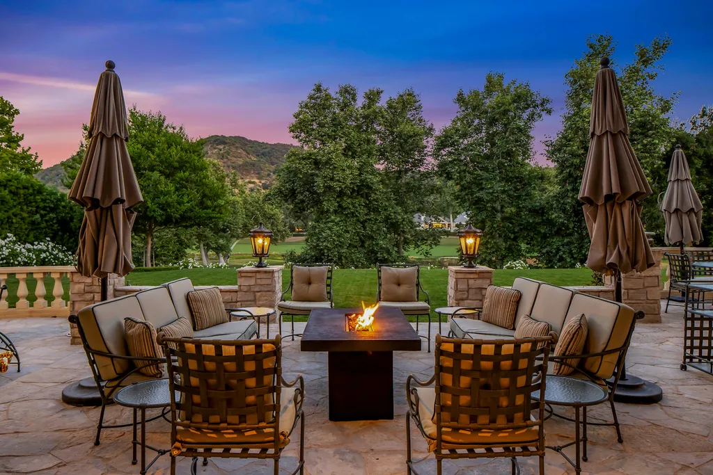240 West Stafford Road Home in Thousand Oaks, California. This luxurious estate is located in the guard-gated community of Sherwood Country Club, just minutes from acclaimed schools, shopping, and fine dining. The home is adjacent to Hole 11 Island Green on the Jack Nicklaus-designed championship golf course and offers stunning views of the course and the surrounding area.