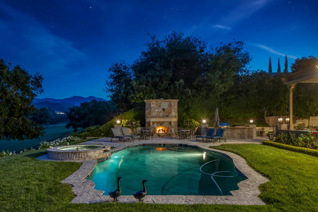240 West Stafford Road Home in Thousand Oaks, California. This luxurious estate is located in the guard-gated community of Sherwood Country Club, just minutes from acclaimed schools, shopping, and fine dining. The home is adjacent to Hole 11 Island Green on the Jack Nicklaus-designed championship golf course and offers stunning views of the course and the surrounding area.