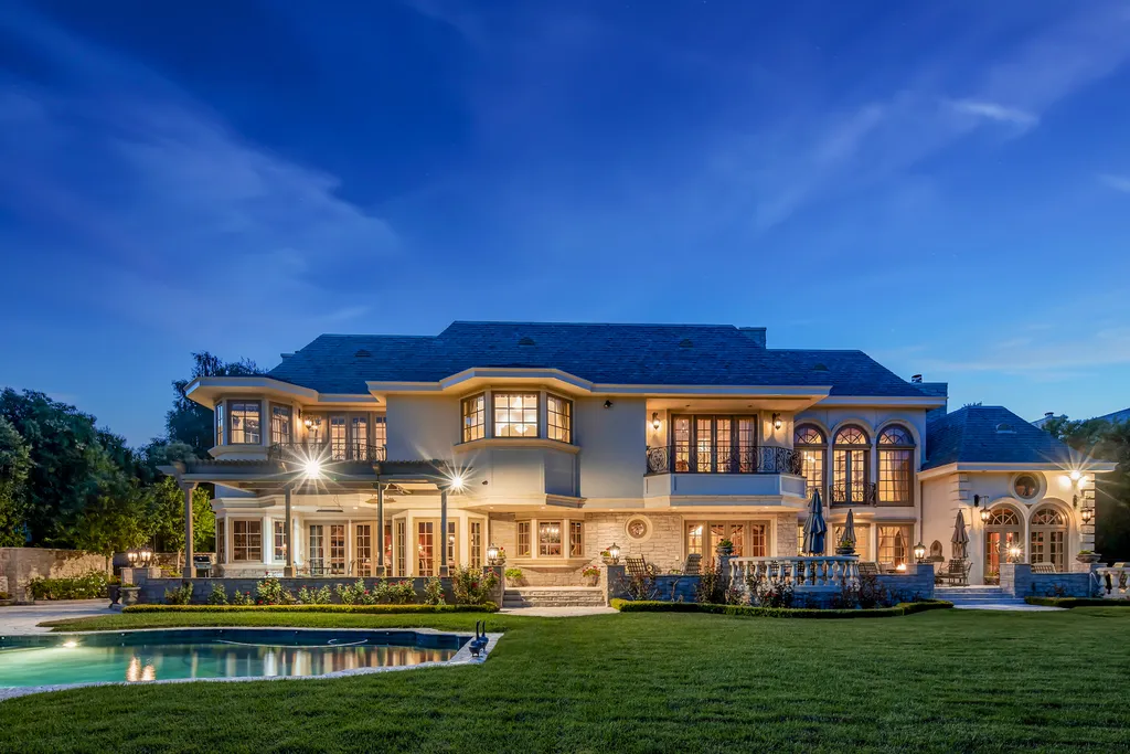 240 West Stafford Road Home in Thousand Oaks, California. This luxurious estate is located in the guard-gated community of Sherwood Country Club, just minutes from acclaimed schools, shopping, and fine dining. The home is adjacent to Hole 11 Island Green on the Jack Nicklaus-designed championship golf course and offers stunning views of the course and the surrounding area.