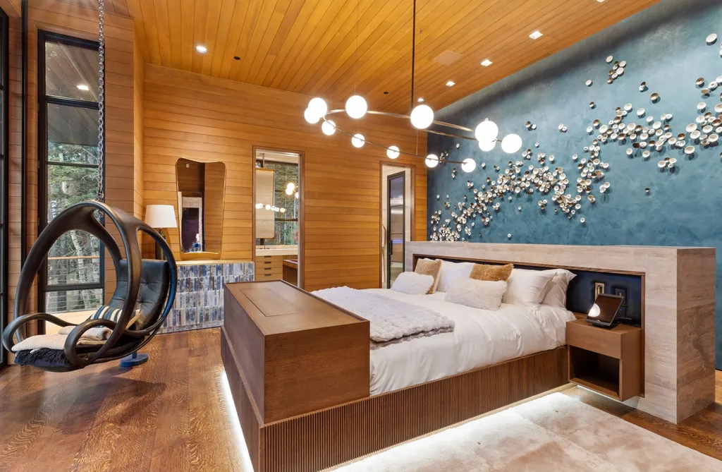 253 White Pine Canyon Road Home in Park City, Utah. Explore the unparalleled luxury of ''Monitor's Rest'', winner of the prestigious Robb Report Best of the Best award for 'Best Amenities'. Situated in the exclusive enclave of The Colony at White Pine Canyon, this ski-in/ski-out mountain masterpiece offers 5 acres of modern luxury. 