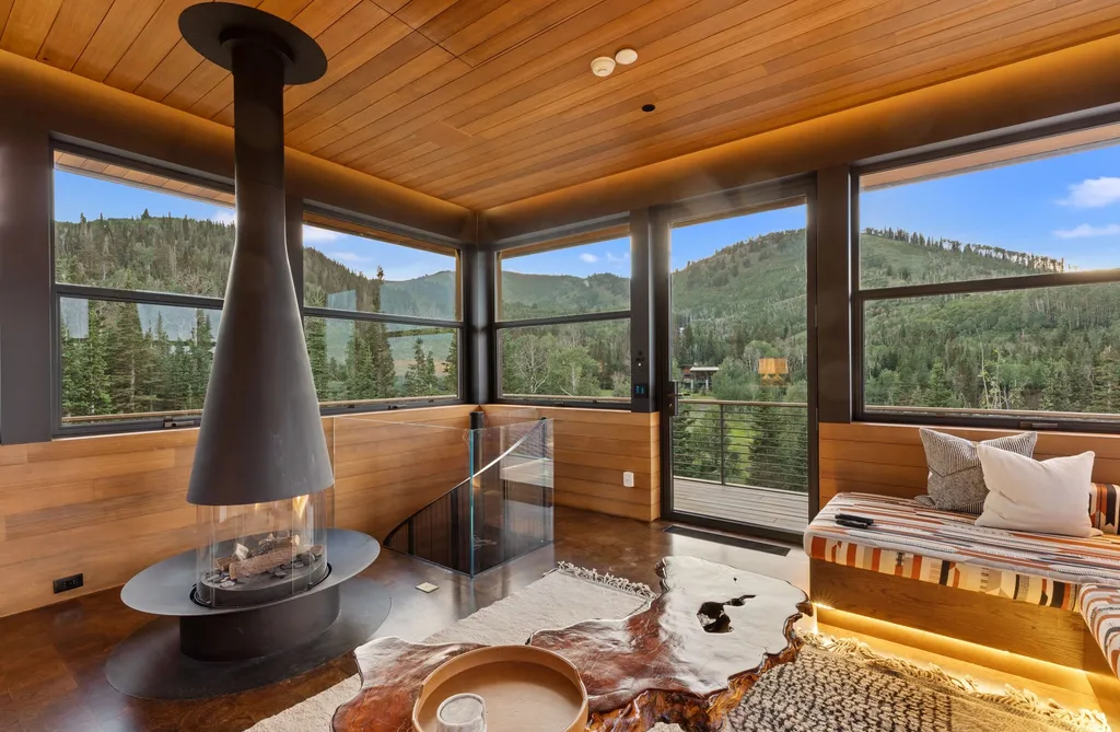 253 White Pine Canyon Road Home in Park City, Utah. Explore the unparalleled luxury of ''Monitor's Rest'', winner of the prestigious Robb Report Best of the Best award for 'Best Amenities'. Situated in the exclusive enclave of The Colony at White Pine Canyon, this ski-in/ski-out mountain masterpiece offers 5 acres of modern luxury. 