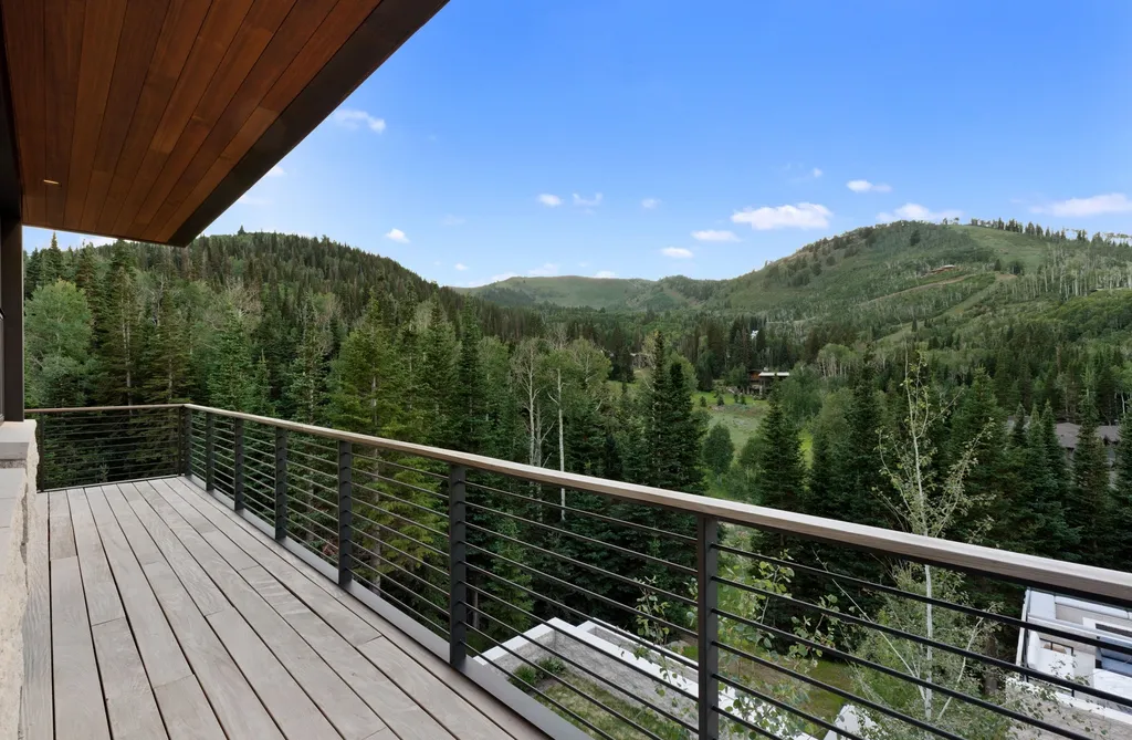253 White Pine Canyon Road Home in Park City, Utah. Explore the unparalleled luxury of ''Monitor's Rest'', winner of the prestigious Robb Report Best of the Best award for 'Best Amenities'. Situated in the exclusive enclave of The Colony at White Pine Canyon, this ski-in/ski-out mountain masterpiece offers 5 acres of modern luxury. 