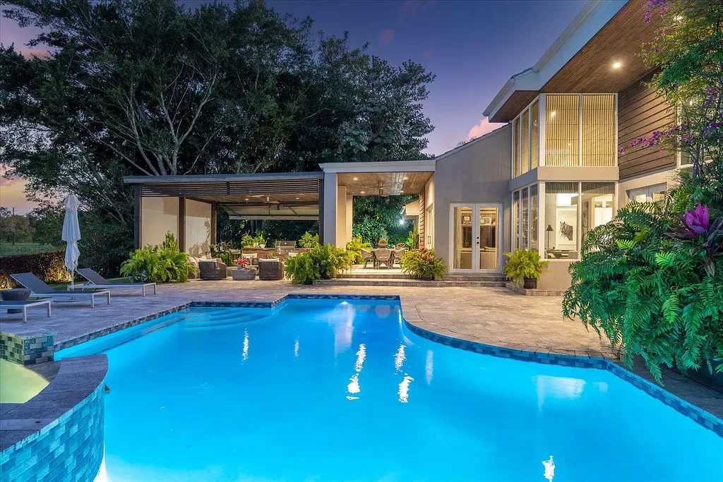 2770 Long Meadow Drive Home in Wellington, Florida. Recently renovated with high-end finishes, this home exudes elegance and sophistication. The interior is tastefully decorated, creating a warm and inviting atmosphere with meticulous attention to detail. There are plenty of different spaces to gather with family and friends, making it perfect for entertaining.