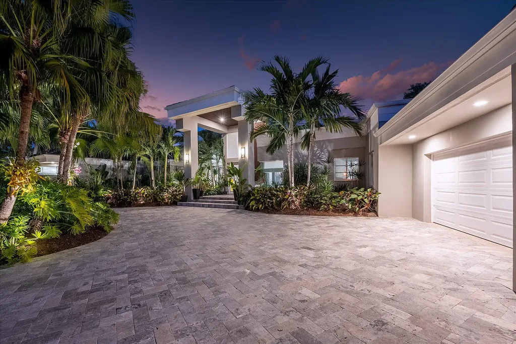 2770 Long Meadow Drive Home in Wellington, Florida. Recently renovated with high-end finishes, this home exudes elegance and sophistication. The interior is tastefully decorated, creating a warm and inviting atmosphere with meticulous attention to detail. There are plenty of different spaces to gather with family and friends, making it perfect for entertaining.