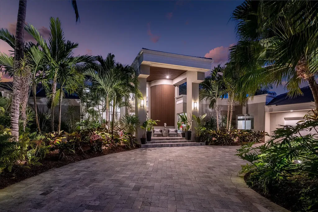 2770 Long Meadow Drive Home in Wellington, Florida. Recently renovated with high-end finishes, this home exudes elegance and sophistication. The interior is tastefully decorated, creating a warm and inviting atmosphere with meticulous attention to detail. There are plenty of different spaces to gather with family and friends, making it perfect for entertaining.