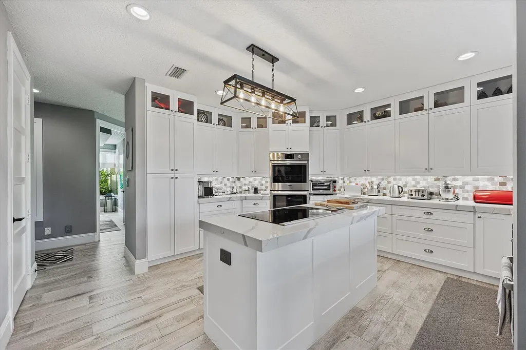 2770 Long Meadow Drive Home in Wellington, Florida. Recently renovated with high-end finishes, this home exudes elegance and sophistication. The interior is tastefully decorated, creating a warm and inviting atmosphere with meticulous attention to detail. There are plenty of different spaces to gather with family and friends, making it perfect for entertaining.