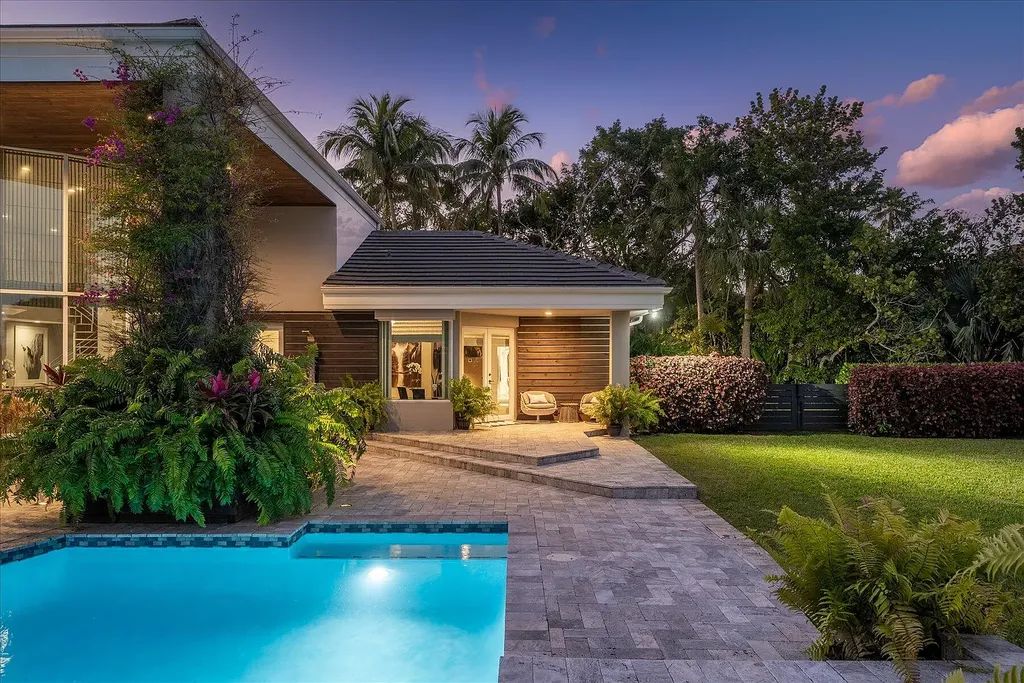 2770 Long Meadow Drive Home in Wellington, Florida. Recently renovated with high-end finishes, this home exudes elegance and sophistication. The interior is tastefully decorated, creating a warm and inviting atmosphere with meticulous attention to detail. There are plenty of different spaces to gather with family and friends, making it perfect for entertaining.