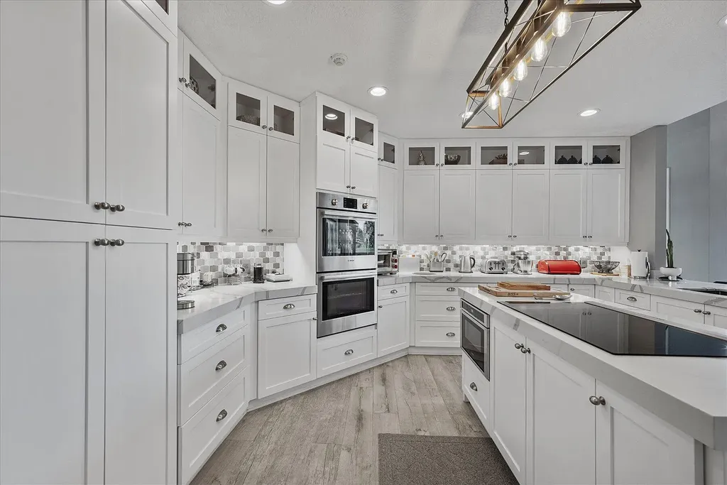 2770 Long Meadow Drive Home in Wellington, Florida. Recently renovated with high-end finishes, this home exudes elegance and sophistication. The interior is tastefully decorated, creating a warm and inviting atmosphere with meticulous attention to detail. There are plenty of different spaces to gather with family and friends, making it perfect for entertaining.
