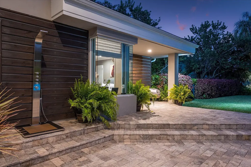 2770 Long Meadow Drive Home in Wellington, Florida. Recently renovated with high-end finishes, this home exudes elegance and sophistication. The interior is tastefully decorated, creating a warm and inviting atmosphere with meticulous attention to detail. There are plenty of different spaces to gather with family and friends, making it perfect for entertaining.