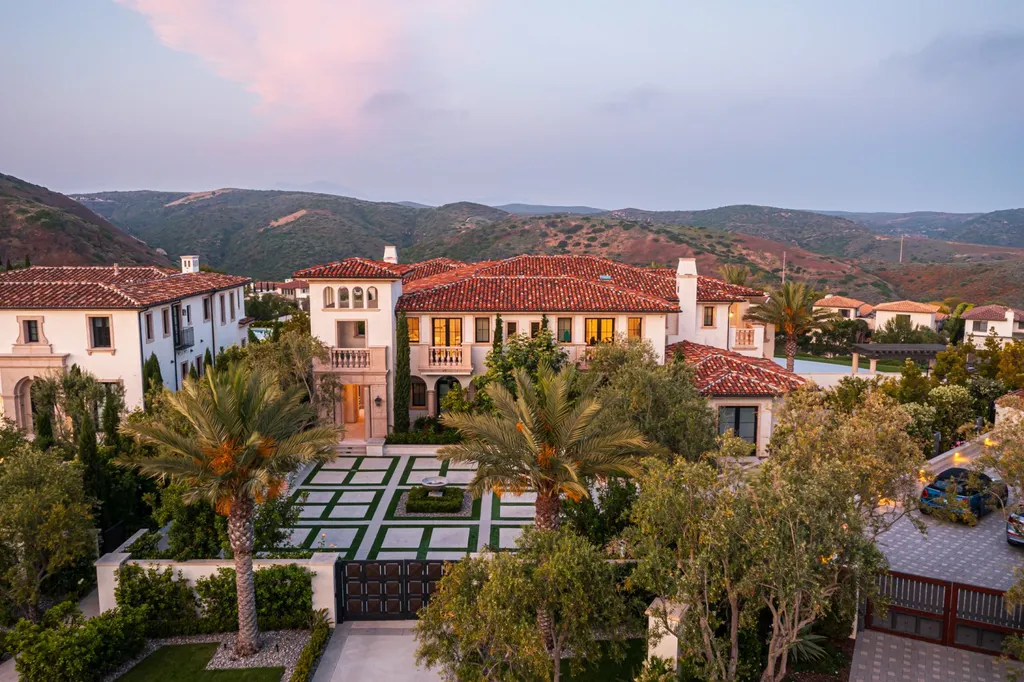 28 Tide Watch Home in Newport Beach, California. Discover the epitome of modern luxury in the prestigious Crystal Cove community. This sophisticated custom-built home boasts sweeping ocean and mountain views, six bedrooms, eight baths, and state-of-the-art technology. Impeccable craftsmanship and high-end finishes are complemented by spacious entertainment areas, indoor/outdoor living, and a stunning backyard with a pool, spa, and alfresco dining options.