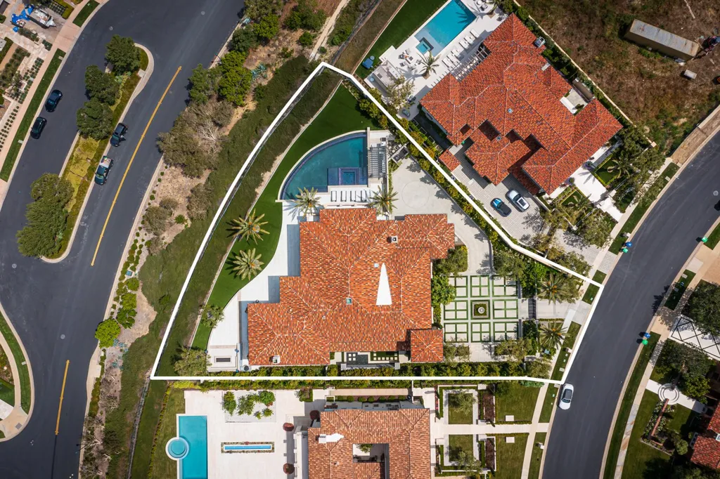 28 Tide Watch Home in Newport Beach, California. Discover the epitome of modern luxury in the prestigious Crystal Cove community. This sophisticated custom-built home boasts sweeping ocean and mountain views, six bedrooms, eight baths, and state-of-the-art technology. Impeccable craftsmanship and high-end finishes are complemented by spacious entertainment areas, indoor/outdoor living, and a stunning backyard with a pool, spa, and alfresco dining options.