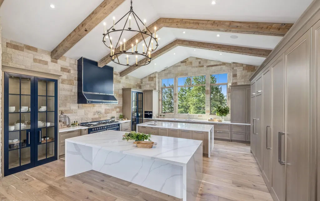 335 Elkhorn Court Home in Avon, Colorado. Discover the epitome of mountain luxury at this secluded Bachelor Gulch estate overlooking Beaver Creek Resort. Offering privacy and sweeping views of the Gore Range, Game Creek Bowl, and more, this alpine haven features ski-in/ski-out access, smart home technology, exquisite design details, and state-of-the-art amenities. 