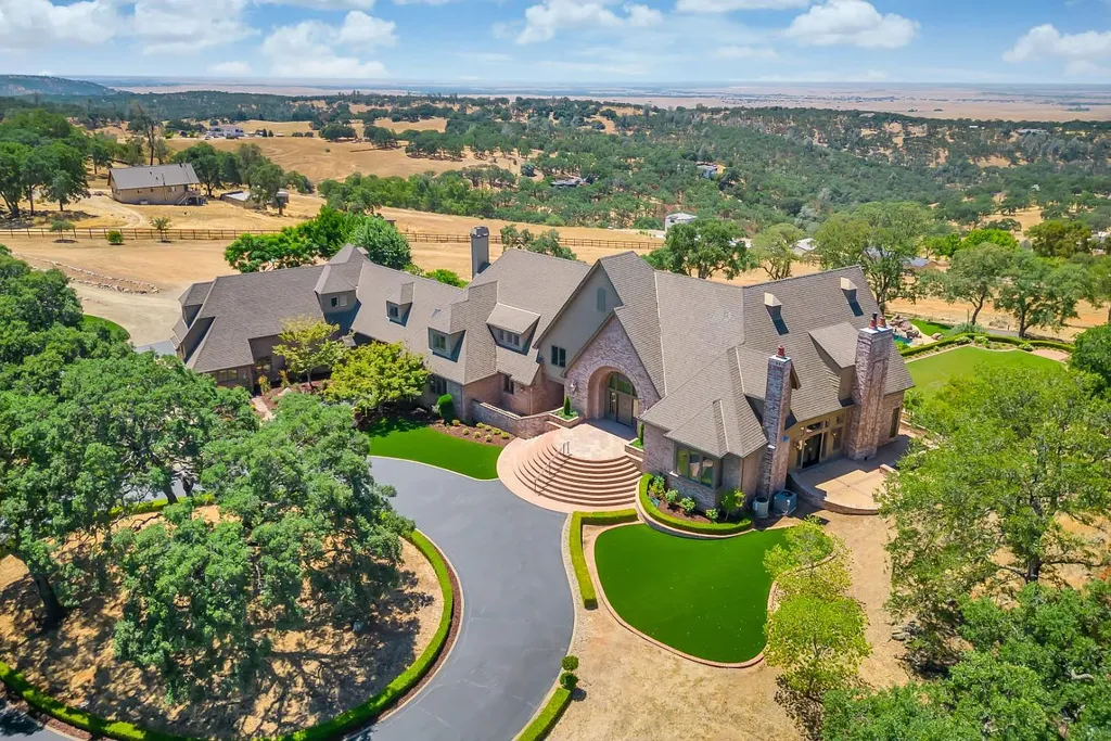 4160 Marble Ridge Road Home in El Dorado Hills, California. Discover the extraordinary 10-acre hilltop estate offering breathtaking views and a resort-like experience. This stately home features massive floor-to-ceiling windows, an elegant living room with a full bar, and a modern great room with a gourmet kitchen.
