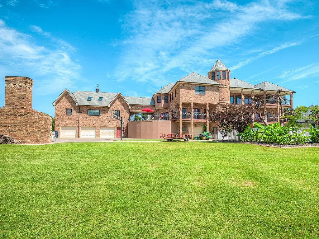 5001 Carrington Place Home in Oklahoma City, Oklahoma. Prepare to be entranced by the awe-inspiring surroundings of this exceptional estate, a harmonious blend of functionality, design, and unparalleled craftsmanship. From the moment you step inside, you'll be greeted by the elegance of quarter-sawn white oak doors, floors, and trim that evoke a sense of refined luxury.