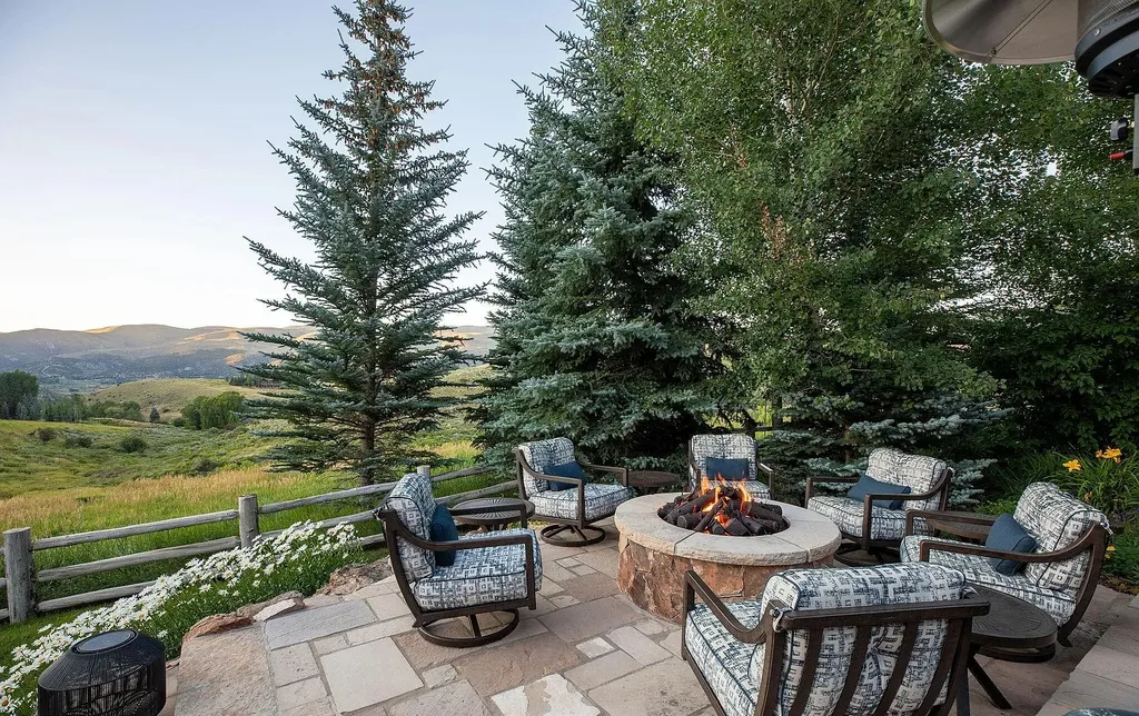 520 Old Creamery Road Home in Edwards, Colorado. Little Bear is a sprawling mountain estate spanning over three acres of Colorado canvas. The property is a true ode to nature, showcasing Colorado's beauty with its mature mountain landscaping, charming gardens, and a curated wildflower garden along the main drive.