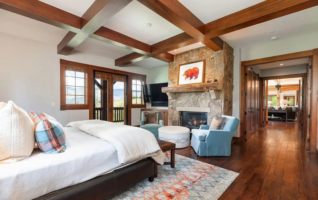 520 Old Creamery Road Home in Edwards, Colorado. Little Bear is a sprawling mountain estate spanning over three acres of Colorado canvas. The property is a true ode to nature, showcasing Colorado's beauty with its mature mountain landscaping, charming gardens, and a curated wildflower garden along the main drive.