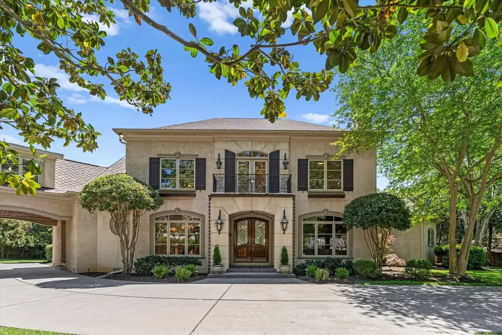 8600 Fairview Road Home in Charlotte, North Carolina. Discover the epitome of luxury living at Fairview Manor Estate in the coveted Carmel Park neighborhood. This gated 1.27-acre property boasts a stunning great room with a 2-story fireplace, exquisite millwork, and floor-to-ceiling windows. 