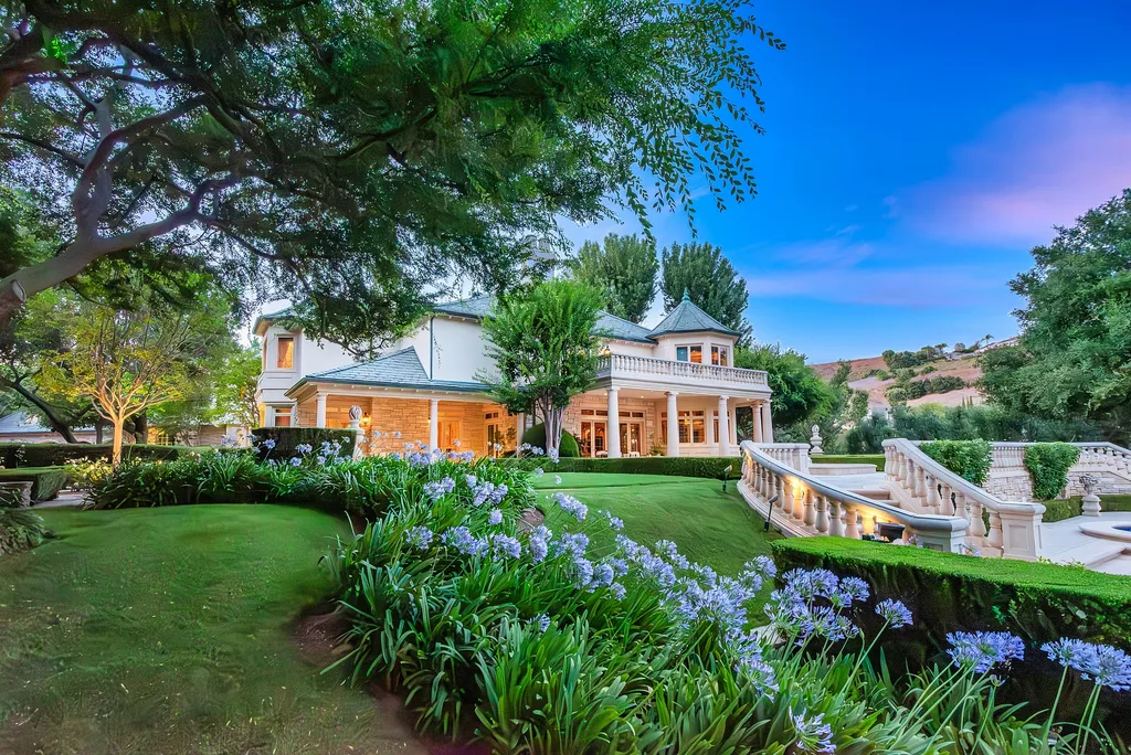 997 Brook Meadow Court Home in Westlake Village, California. Experience the epitome of luxury in this French country masterpiece located in the prestigious North Ranch Country Club Estates. Designed by renowned architect Ron Firestone, this iconic estate features a grand entry, theater, elevator, formal dining, bonus room, wine cellar, and a stunning primary suite. 