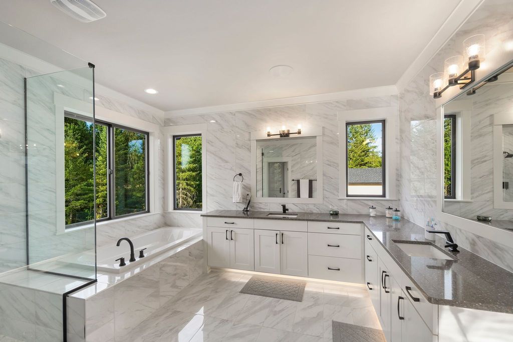 Home in Auburn, Washington Offered at $3.199 Million: A Seamless Blend of Contemporary Design and Ultimate Elegance