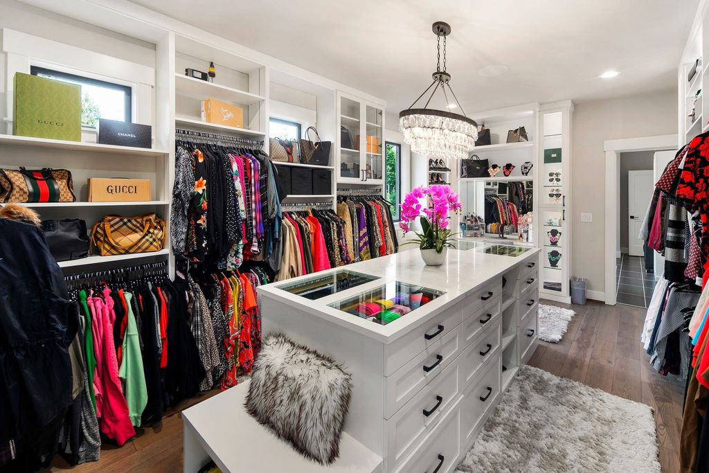 Home in Auburn, Washington Offered at $3.199 Million: A Seamless Blend of Contemporary Design and Ultimate Elegance
