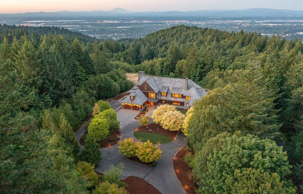 Secluded Elegance: $4.98 Million Portland, Oregon Estate Epitomizes Incomparable Retreat-Style Living