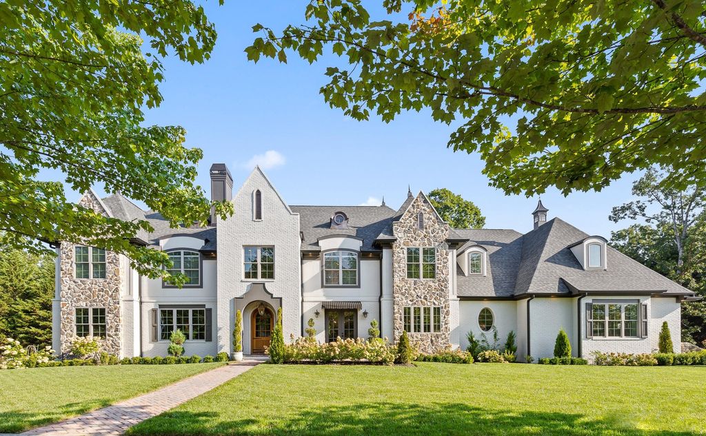 Sophisticated Signal Mountain, Tennessee Residence Unveiled: Impeccable Artistry, Offered at $2.45 Million