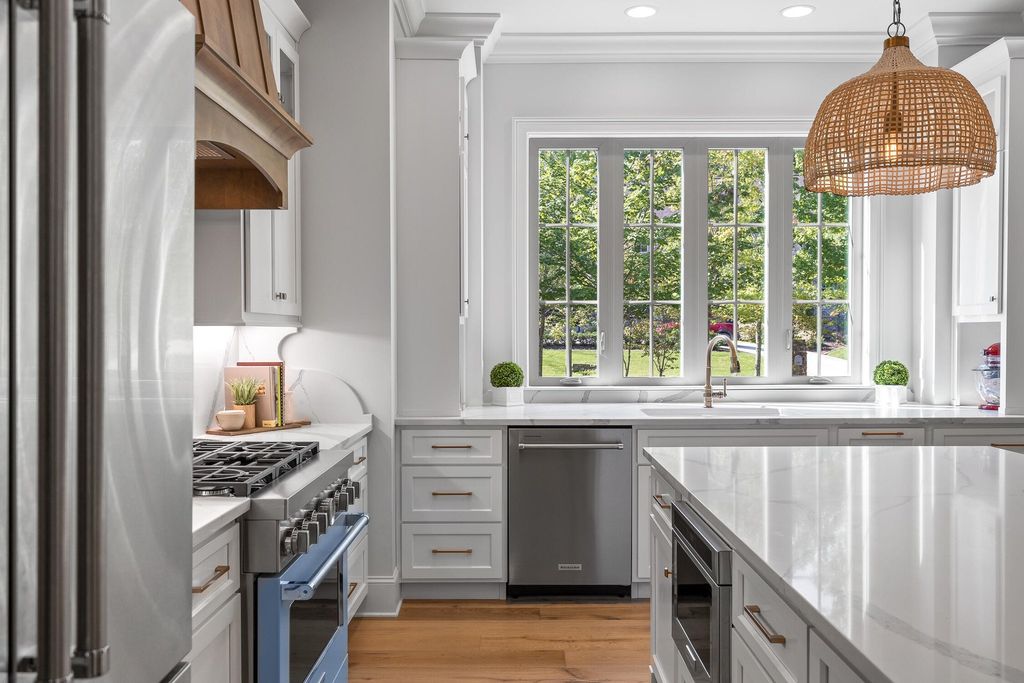 Sophisticated Signal Mountain, Tennessee Residence Unveiled: Impeccable Artistry, Offered at $2.45 Million