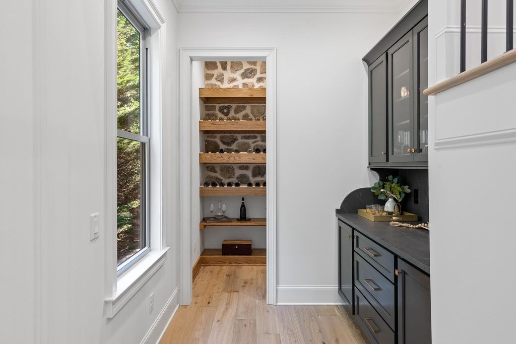 Sophisticated Signal Mountain, Tennessee Residence Unveiled: Impeccable Artistry, Offered at $2.45 Million