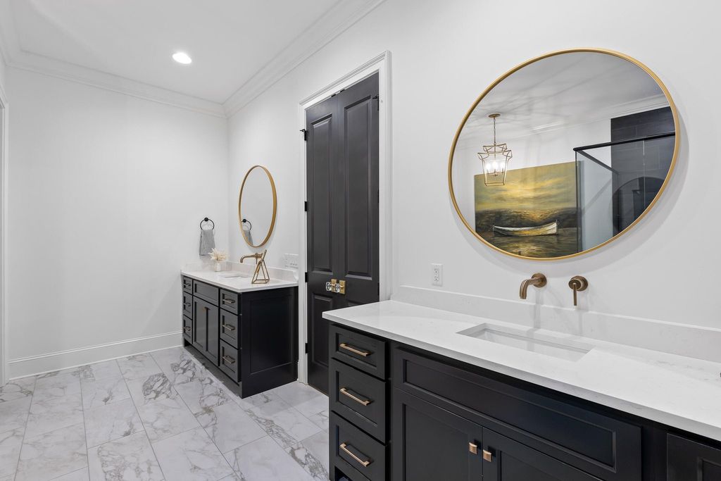 Sophisticated Signal Mountain, Tennessee Residence Unveiled: Impeccable Artistry, Offered at $2.45 Million