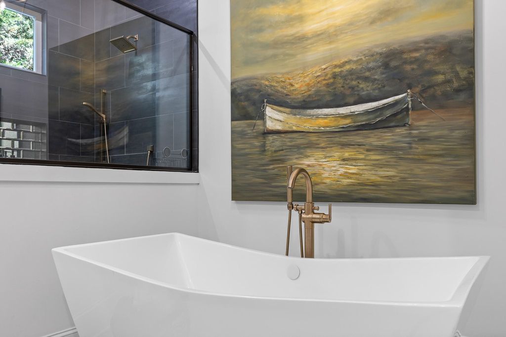 Sophisticated Signal Mountain, Tennessee Residence Unveiled: Impeccable Artistry, Offered at $2.45 Million