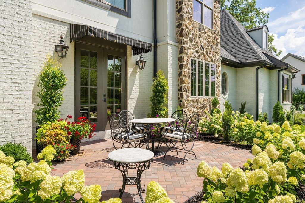 Sophisticated Signal Mountain, Tennessee Residence Unveiled: Impeccable Artistry, Offered at $2.45 Million