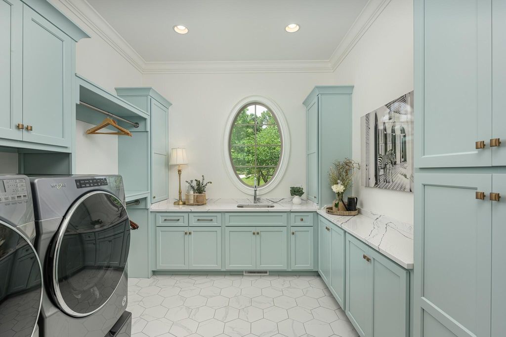 Sophisticated Signal Mountain, Tennessee Residence Unveiled: Impeccable Artistry, Offered at $2.45 Million
