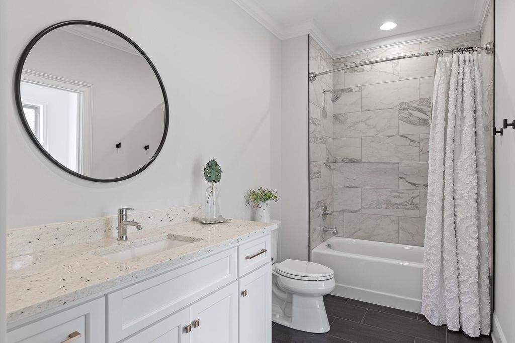 Sophisticated Signal Mountain, Tennessee Residence Unveiled: Impeccable Artistry, Offered at $2.45 Million