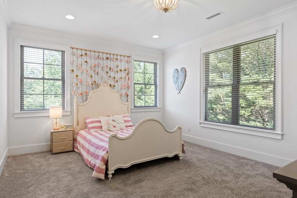 Sophisticated Signal Mountain, Tennessee Residence Unveiled: Impeccable Artistry, Offered at $2.45 Million