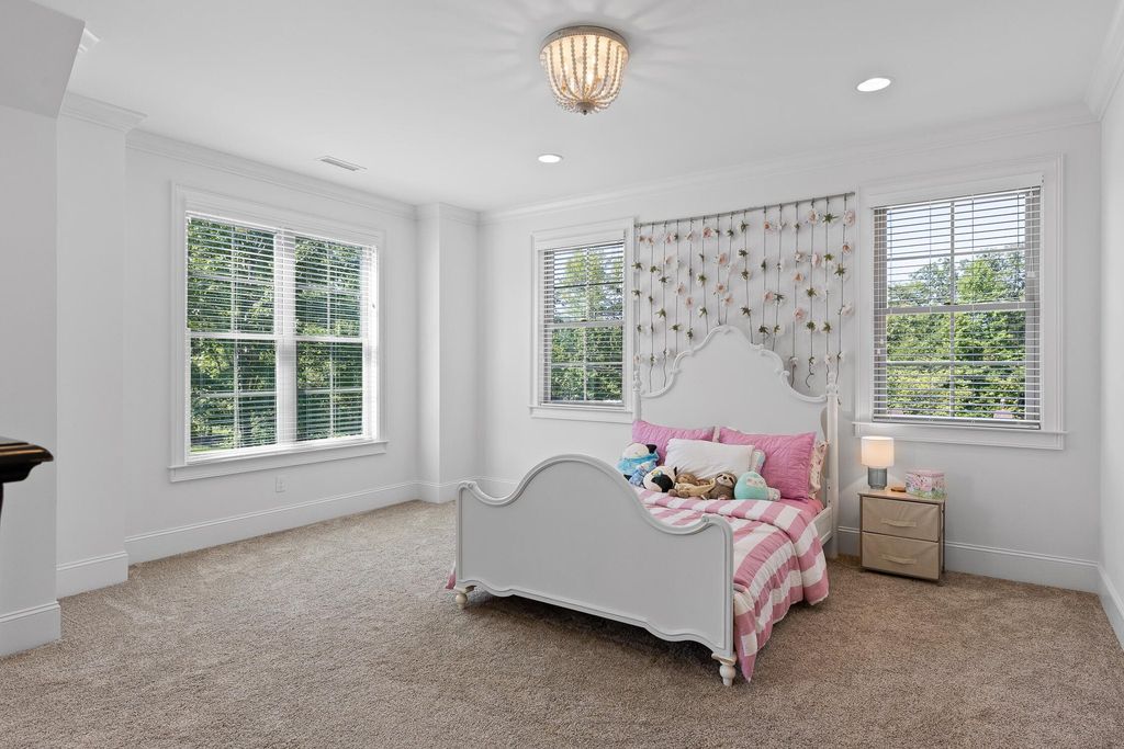 Sophisticated Signal Mountain, Tennessee Residence Unveiled: Impeccable Artistry, Offered at $2.45 Million