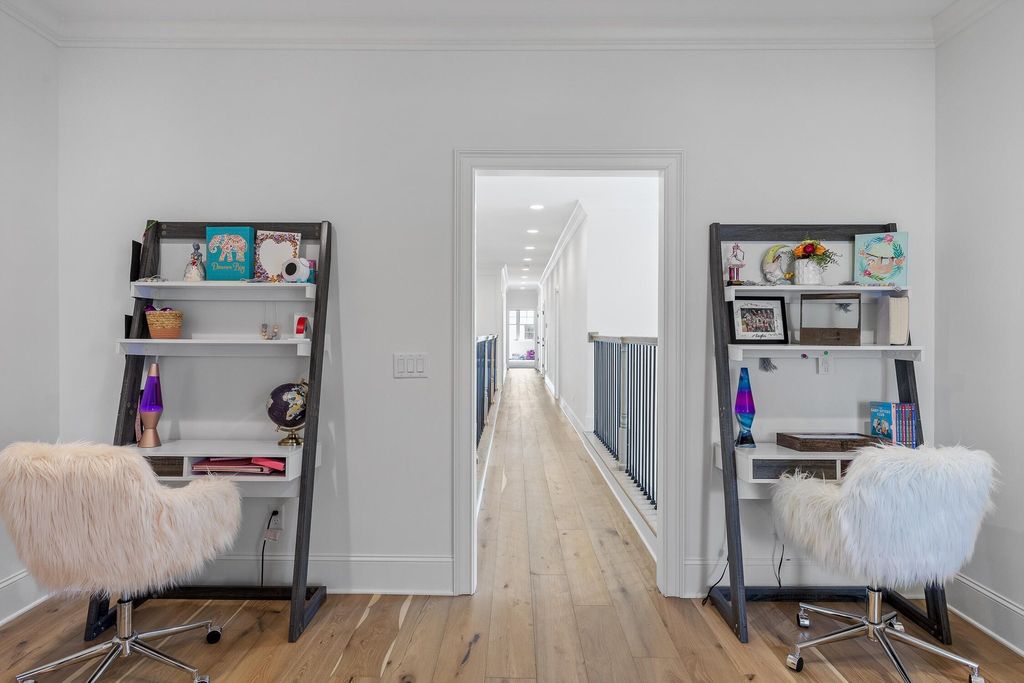 Sophisticated Signal Mountain, Tennessee Residence Unveiled: Impeccable Artistry, Offered at $2.45 Million